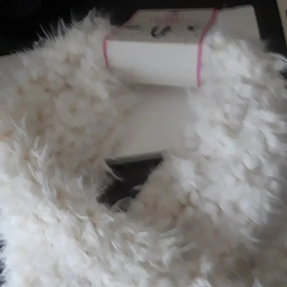 Justice NWT Girls Eternity White Furry Scarf/Neck Warmer One Size - Picture 3 of 3